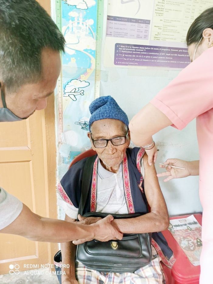 A 101-year old citizen of Mon getting the first dose of COVID-19 vaccine on April 22. (Photo Courtesy: CMO Mon)